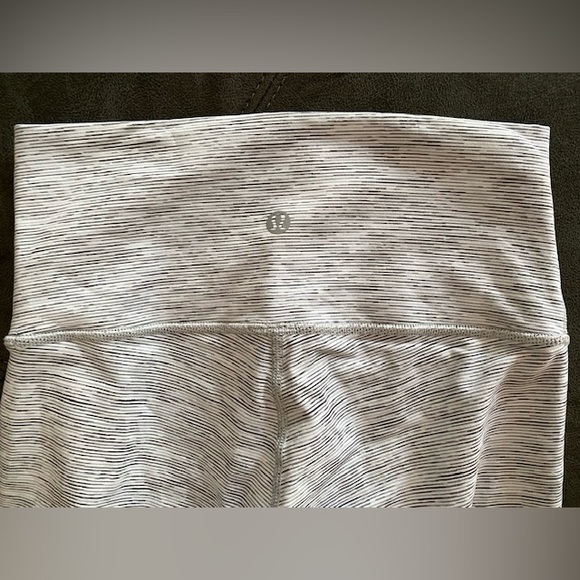 Lululemon Wunder Under Leggings 4 - Picture 4 of 7
